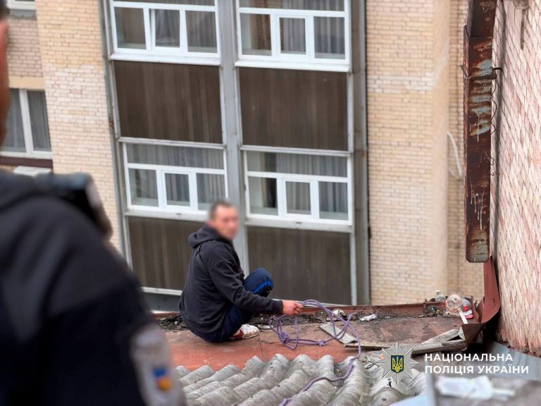 У центрі Києва біля Майдану Незалежності поліція врятувала чоловіка з даху