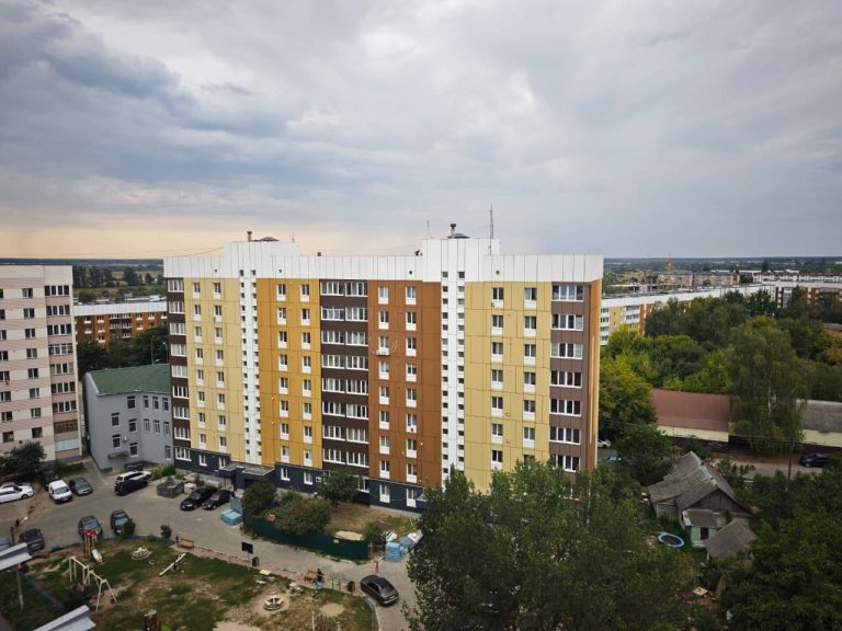 У Бородянці відновлюють дев’ятиповерховий будинок, зруйнований під час початку повномасштабної війни