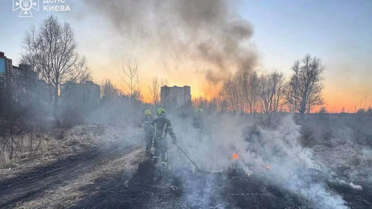 Пожежа трав’яного настилу в Подільському районі через підпал уламків