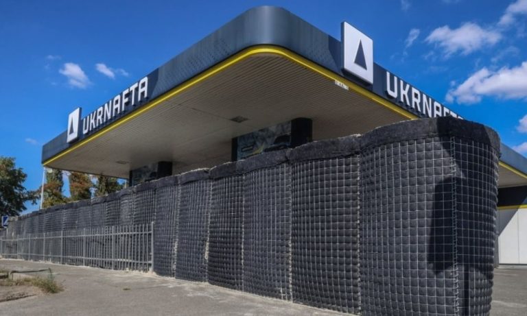UKRNAFTA зводить 13 бетонних укриттів на автозаправках Києва