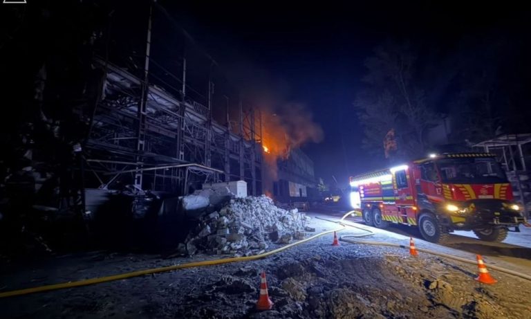У Голосіївському районі Києва спалахнула пожежа внаслідок російського удару