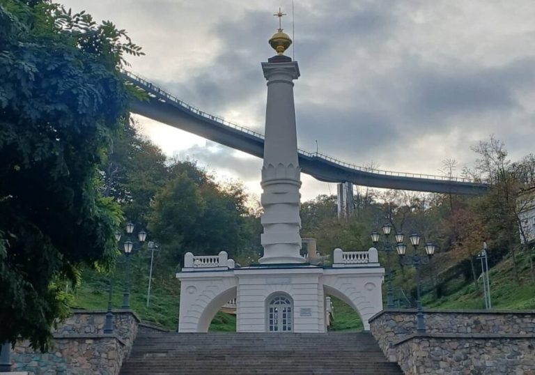 Київрада оскаржує судове рішення — схили біля колони Магдебурзького права опинилися під загрозою забудови