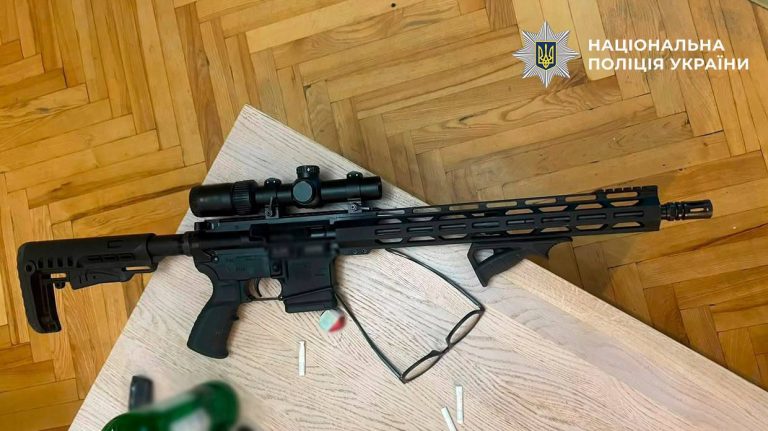 У Києві нетверезий чоловік влаштував обстріл із балкона, йому оголосили підозру