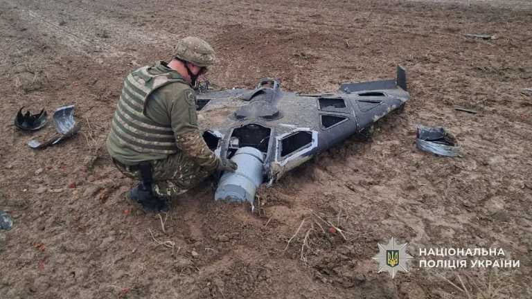 На відкритій території в Деснянському районі Києва виявлено впали уламки