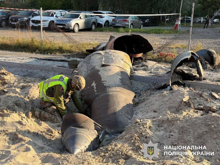 У Києві між житловими будинками знайшли невибухлу балістичну ракету