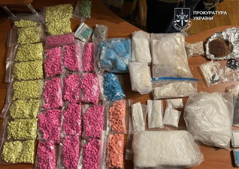 У Києві проведено масштабне вилучення наркотиків на суму 8 млн грн – фото подробиць