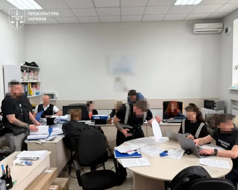 Правоохоронці здійснили обшуки у кабінеті голови Білогородської сільської ради Антона Овсієнка