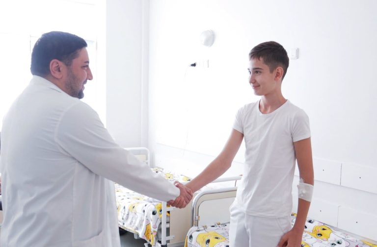 У Києві успішно прооперували 12-річного хлопчика з Молдови з тяжкою серцевою патологією