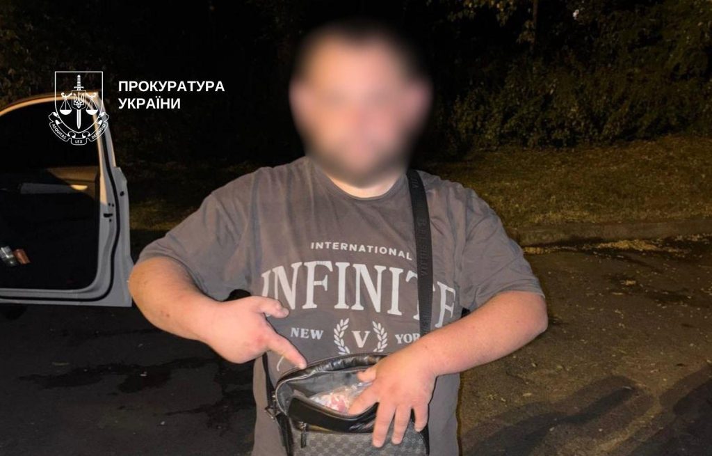 У Києві до дев’яти років ув’язнення засудили чоловіка за торгівлю 420 пакетиками психотропних речовин