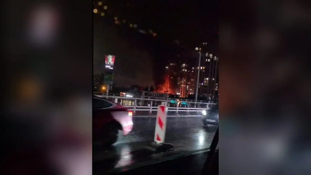 У Дарницькому районі безпілотник вразив 25-поверховий будинок, є щонайменше четверо поранених
