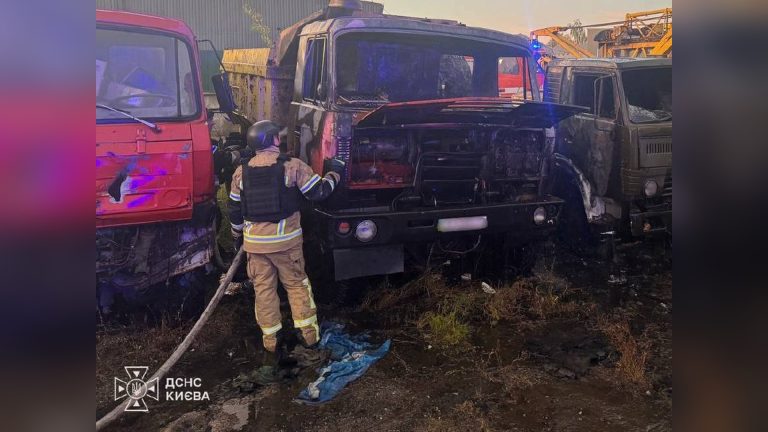 На Жмеринській у Святошині сталася пожежа, вогонь охопив два автомобілі