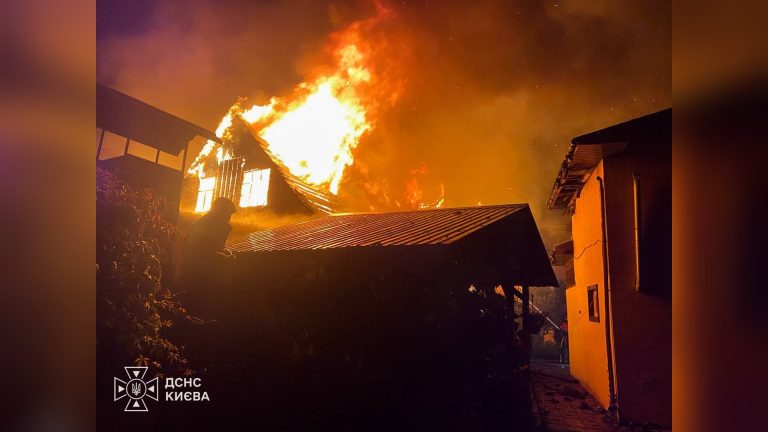 Пожежа в Голосіївському районі: вогонь охопив приватний будинок, є постраждалі