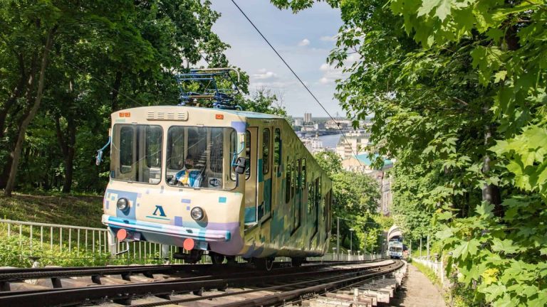 У Києві зупинився фунікулер через відключення електроенергії