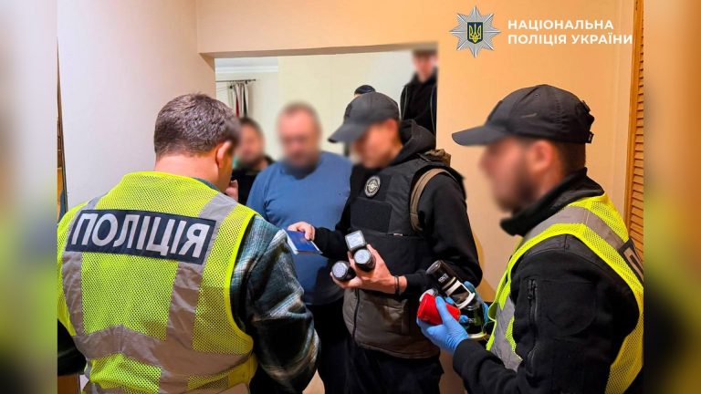 У Києві розслідують справу директора фонду через підозру в легалізації іноземців