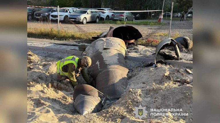 Вибухотехніки проводить розмінування ракети в Дарницькому районі