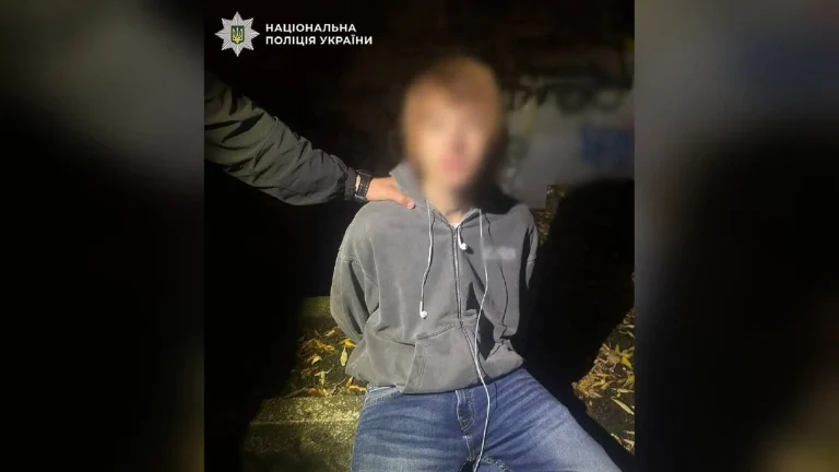 На Подолі в магазині затримали чоловіка за підозрою у смертельному ножовому пораненні