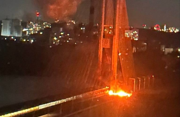 У Києві стався інцидент з пошкодженням Південного мосту