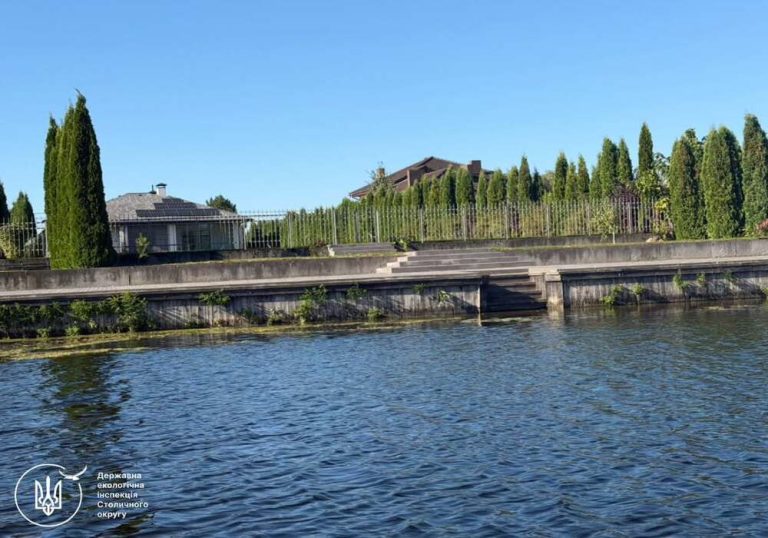 На березі Дніпра у Золочівській громаді знайдено самовільні будівлі з блокуванням доступу до води