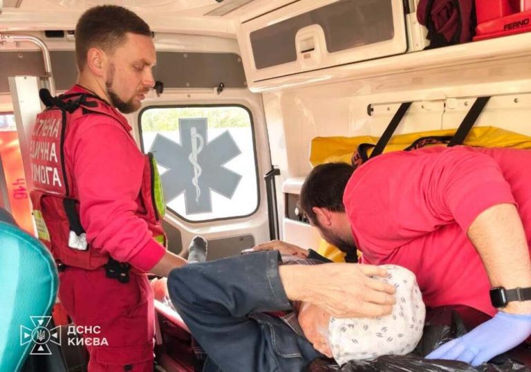 У Києві рятувальники врятували чоловіка, який застряг в оглядовому колодязі
