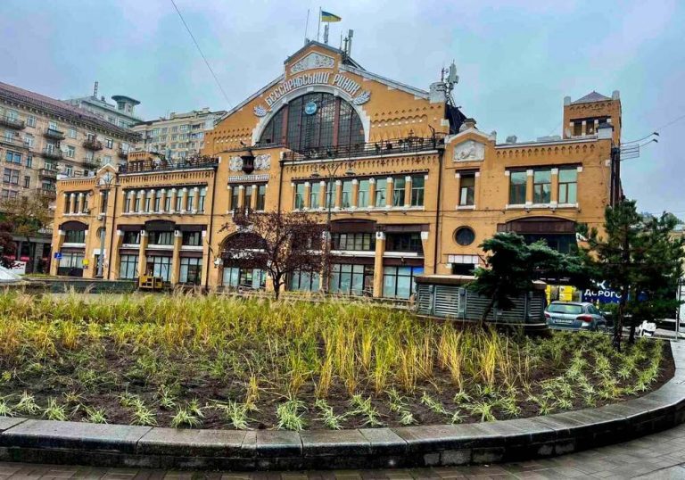 У центрі Києва на Бессарабській площі створили унікальну зелену зону в стилі New Wave