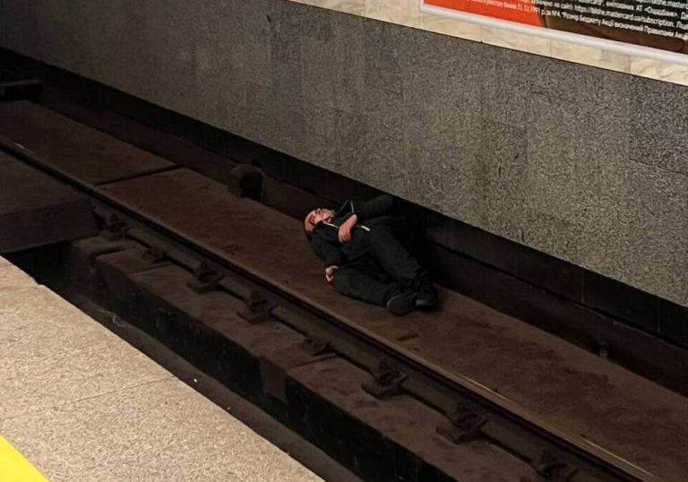 У Києві чоловік заснув просто на рейках метро, через що зупинили рух потягів