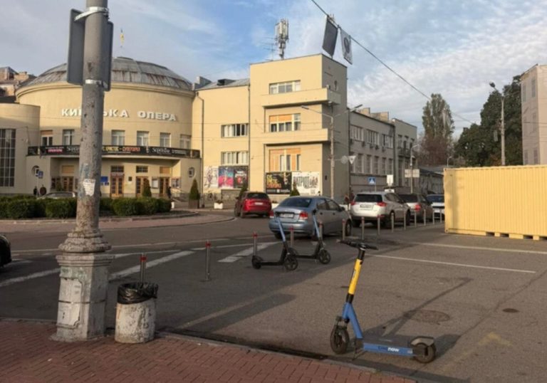 Замість колеса огляду на Контрактовій площі в Києві тротуари перетворюють на стихійні стоянки для авто
