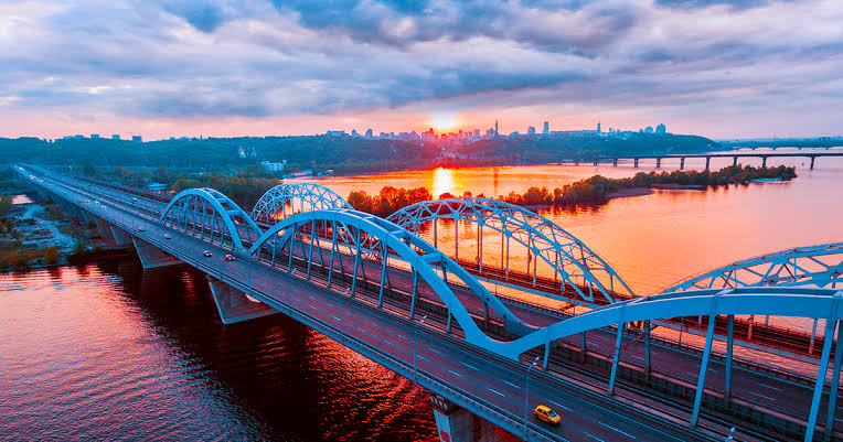 Чи можливо зруйнувати мости через Дніпро в Києві: думка інженера Олега Дьорфлера