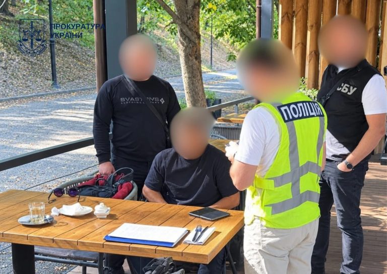 Адвоката у Києві підозрюють у вимаганні 13 тисяч доларів за бронювання