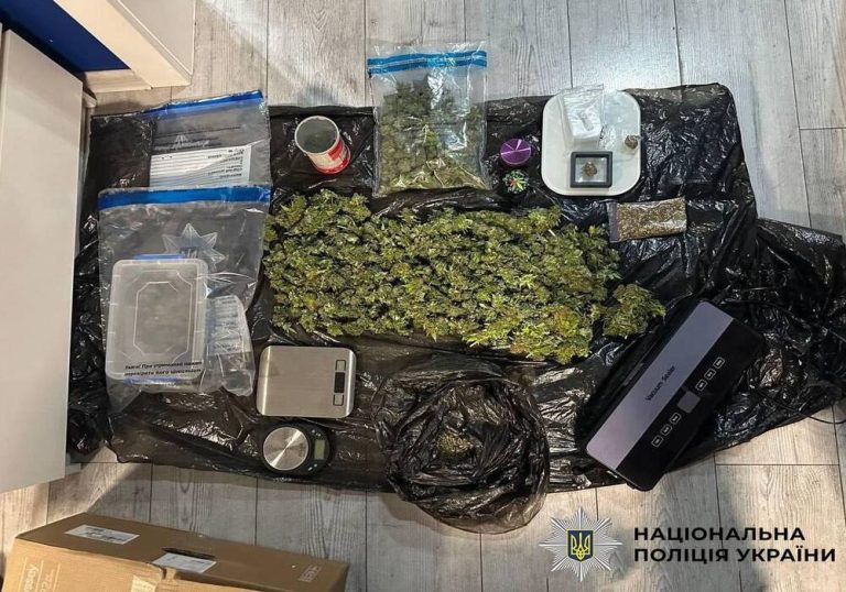 У Києві затримали наркодилера, який надсилав канабіс поштою і заробив майже 100 тисяч гривень