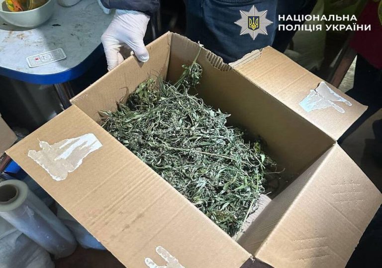 У Києві чоловік надсилав канабіс, маскуючи його у побутовій продукції