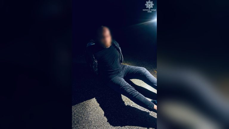 У Києві патрульні затримали чоловіка за стрілянину в парку
