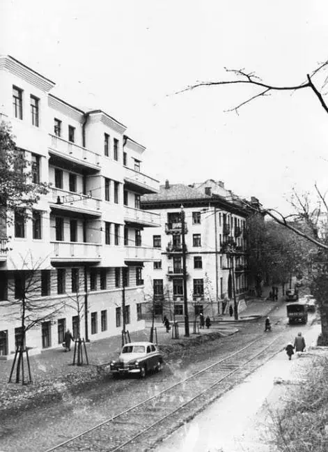Обсерваторна гірка: таємниці найдавнішої частини Києва у влозі Чорно-біле фото світлих житлових будинків, трамвайної колії та легкового авто на вулиці поблизу Павлівського садка