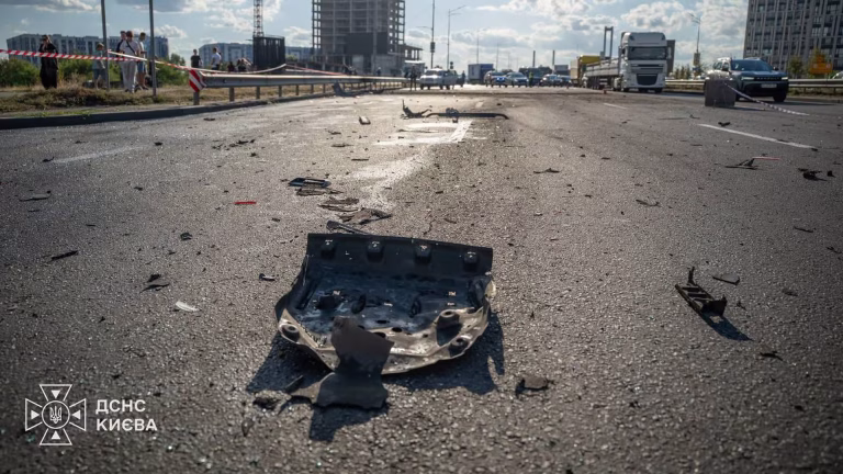 Два безпілотники здійснили попадання біля опори Південного мосту в Києві