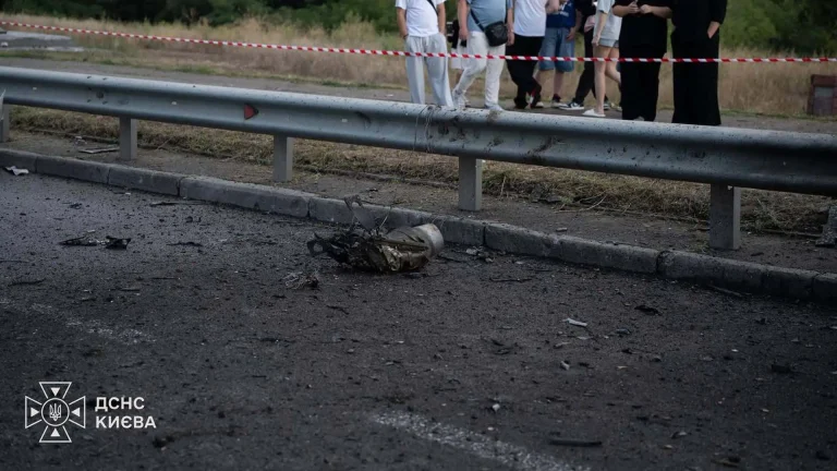 Фрагменти БпЛА впали в Голосіївському районі, на місце прибули медики