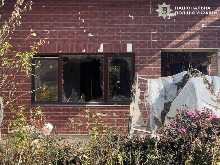 Обстріл Київщини російськими військами: Зачеплені житлові будинки та господарські будівлі