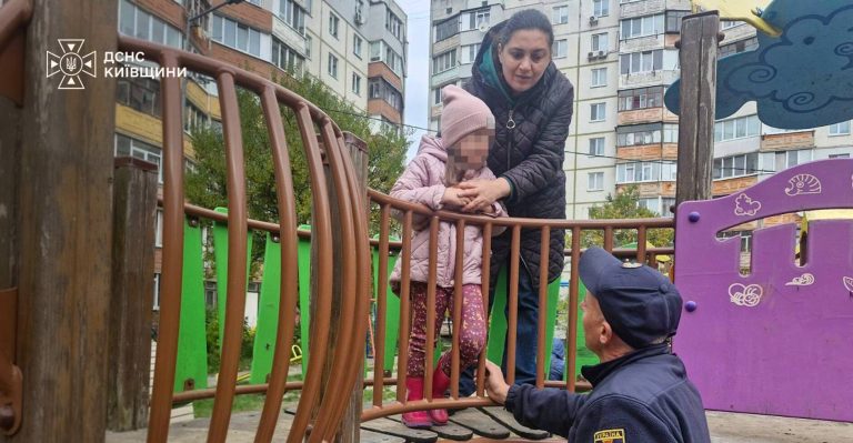 У Білій Церкві рятувальники звільнили дитину зі складної ситуації на ігровому майданчику