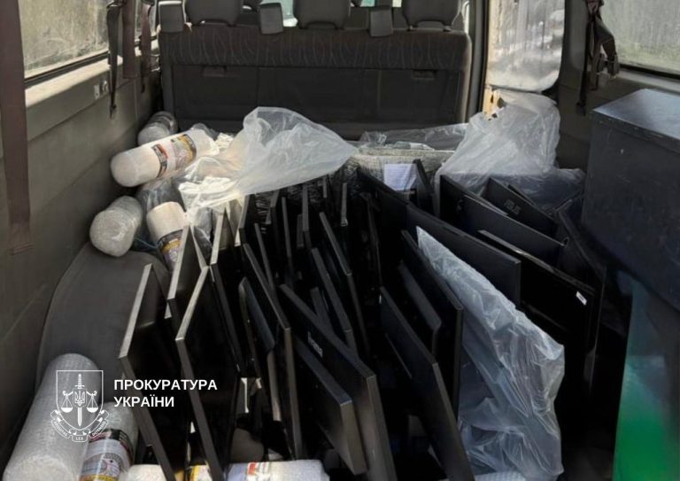 Київська прокуратура передала Збройним Силам України більш ніж 500 комп’ютерів, вилучених у злочинців