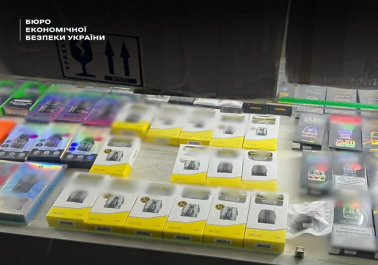 У Києві затримали вантажівку з контрафактним тютюном та вилучили партію безакцизної продукції
