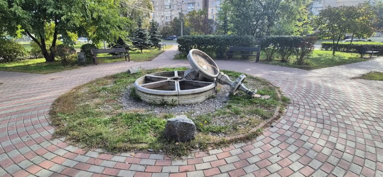 У Дарниці в Києві вандали зруйнували фонтан у сквері на Тростянецькій