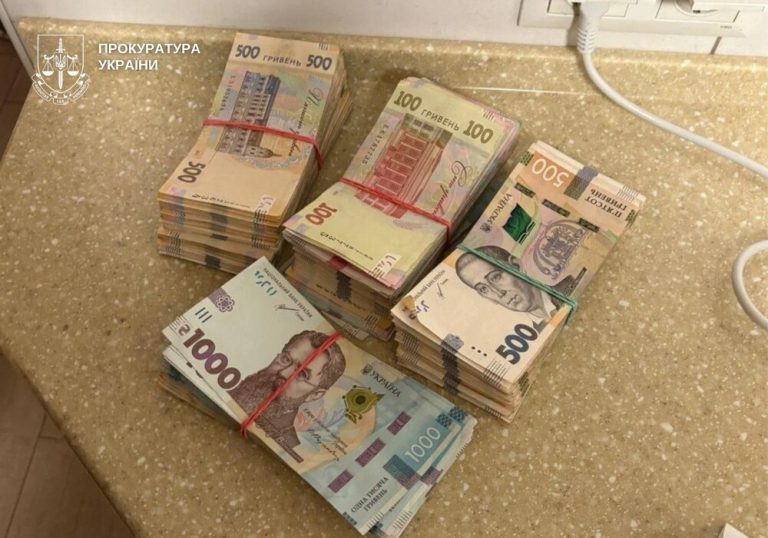 У Києві колишню працівницю держбанку підозрюють у несанкціонованому перевипуску карток клієнтів та привласненні 3,2 млн грн