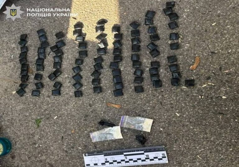 У столиці спіймали двох молодих чоловіків із пакунками амфетаміну загальною кількістю 106 штук