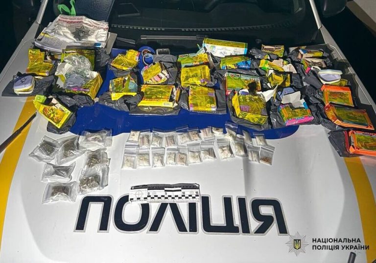 У Києві жінка приховувала наркотики в коробках з дитячими пазлами